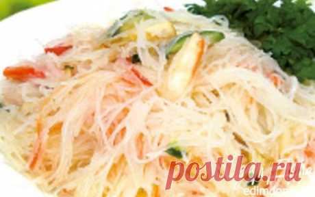 Салат с фунчозой и куриной грудкой | Кулинарные рецепты от «Едим дома!»