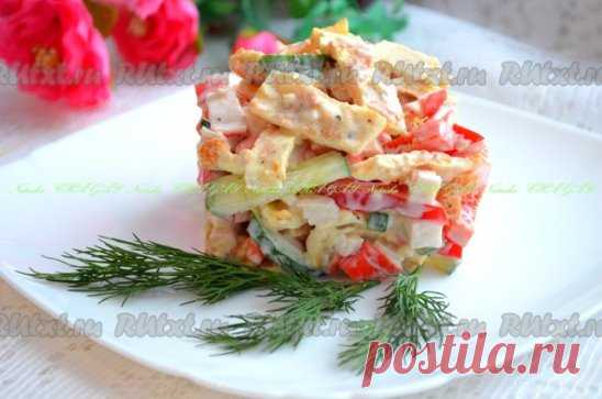 Салат с крабовыми палочками и болгарским перцем
Вкусный салат с крабовыми палочками и болгарским перцем решила приготовить на День всех влюбленных. Салатик получился сытным, пикантным и свежим, благодаря сочному перцу. В составе есть чеснок, который с легкостью можно исключить. А также крабовые палочки можно заменить на отварную курицу, тоже очень вкусно. Попробуйте! 
Для приготовления салата с крабовыми палочками и болгарским перцем вам потребуется: 
100 г крабовых палочек; 
0,5 крупного свеже