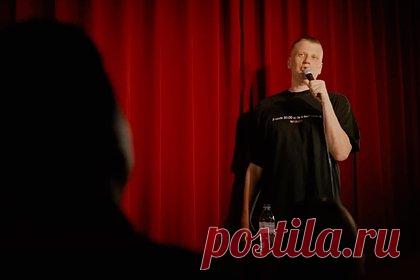 Популярный в России комик узнал о вебкам-прошлом жены сразу после свадьбы. Популярный белорусский стендап-комик Слава Комиссаренко заявил, что узнал о вебкам-прошлом своей жены вскоре после свадьбы. «Прошлое у человека может быть каким угодно, но вы должны об этом открыто сказать партнеру, а не скрывать это и не отрицать это до момента, когда это все вскроется», — рассказал юморист.