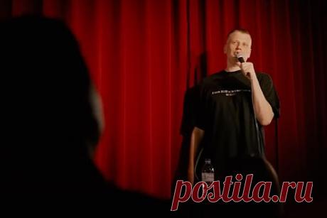 Популярный в России комик узнал о вебкам-прошлом жены сразу после свадьбы. Популярный белорусский стендап-комик Слава Комиссаренко заявил, что узнал о вебкам-прошлом своей жены вскоре после свадьбы. «Прошлое у человека может быть каким угодно, но вы должны об этом открыто сказать партнеру, а не скрывать это и не отрицать это до момента, когда это все вскроется», — рассказал юморист.