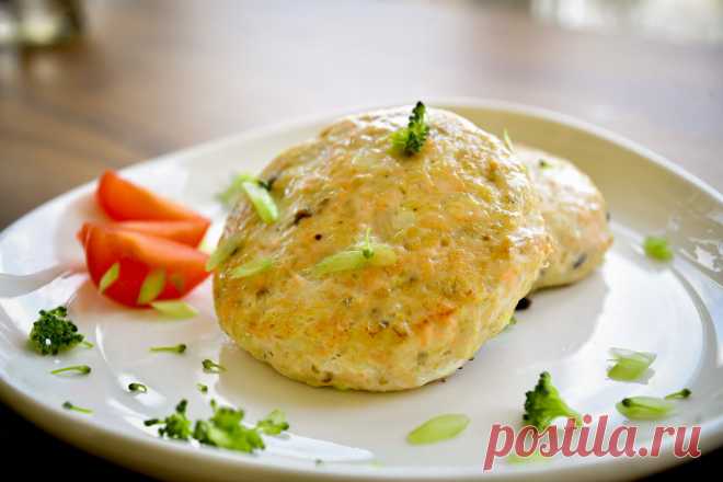 Рыбные котлеты из судака и горбуши с овсянкой - СделаемВкусно.ру Рыбные котлеты из судака и горбуши получаются очень нежными, а если добавить в фарш немного овсянки, то они становятся еще нежнее.