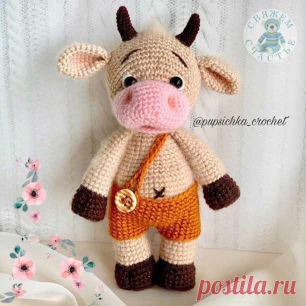 БЫЧОК ТИМОШКА 
Автор описания - Анна Шелеп @pupsichka_crochet

Один связан из камтекс хлопок травка, другой из камтекс бамбино.

Высота вязаной крючком игрушки примерно 20 см. Для изготовления такого быка автор использовал пряжу Камтекс Хлопок Травка, Камтекс Бамбино и крючок 1,5 мм. Ножки и ручки у нашего бычка ввязываются в процессе вязания тела. Описание схемы составлено на русском и английском языках.