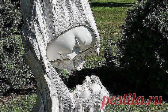 Уникальная скульптура из дерева ."Мать и дитя".....город Ярославль.