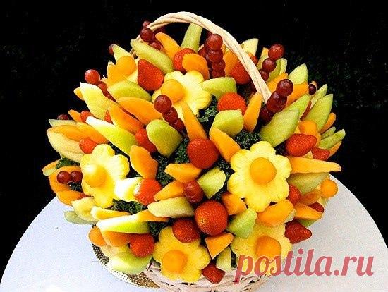 КРАСНАЯ РЫБА, ЗАСОЛЕННАЯ В МОРОЗИЛКЕ Красная рыба засоленная… в морозилке — необычный рецепт приготовления. Рыбка получается необычайно нежная, такое ощущение что тает на губах! Попробуйте, это очень-очень вкусно! Приготовить тузлук (на 1-1.5 кг рыбы): на 1 литр воды 5 столовых ложек соли и 5 столовых ложек сахара. Соль и сахар берем без горки, но и не снимая излишки ножом. Можно соль-сахар растворять в холодной воде, а можно вскипятить раствор и полностью остудить. Залить тузлуком, прикрыть…