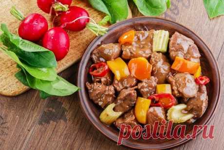 Жаркое с овощами и говядиной


Жаркое прекрасно подходит тогда, когда хотите накормить всех домочадцев до сыта. К тому же, помимо говядины, можно готовить его и со свининой. Для приготовления жаркого с овощами и говядиной нам понадобятся спелые помидоры и красный болгарский перец, чтобы сочный был. Я обычно еще добавляю немного чеснока для вкуса. Из специй моим нравятся сушеные травы, поэтому и сюда их добавляю. Смотрим рецепт с фото.


Ингридиенты:

Говядина: 300 Грамм,
Л...