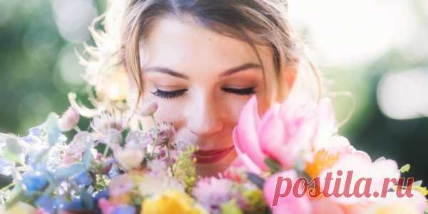 Красивые стихи о женщине
Да, женщина похожа на вино,
А где вино,
Там важно для мужчины
Знать чувство меры.
Не ищи причины
В вине, коль пьян —
Виновно не оно.
Да, в женщине, как в книге, мудрость есть.
Понять способен смысл её великий
Лишь грамотный.
И не сердись на книгу,
Коль, неуч, не сумел её прочесть.
Омар Хайям