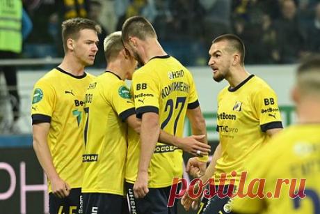 «Ростов» обыграл «Крылья Советов» и поднялся на второе место в РПЛ. «Ростов» одержал победу над самарскими «Крыльями Советов» в матче десятого тура Российской премьер-лиги. Встреча завершилась со счетом 2:1. На первой минуте счет открыл Хорен Байрамян. На 12-й минуте счет сравнял хавбек «Крыльев» Сергей Пиняев. На 67-й минуте нападающий «Ростова» Дмитрий Полоз реализовал пенальти.