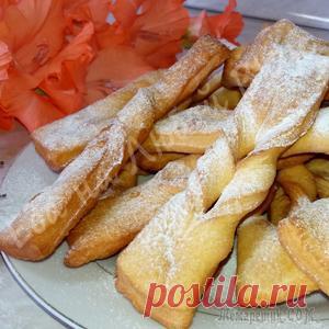 Хворост или Вергуны – пальчики оближешь! Вкуснее, чем на кефире. Приготовить вкусное лакомство к чаю – просто! Пышный, мягкий и в то же время с хрустящим верхом хворост - идеально подходит. Готовить его быстро и не затратно, главное желание и все получится. Ингреди...