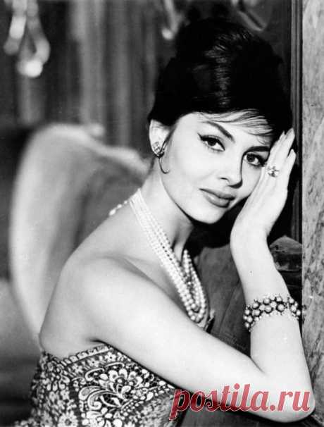 Невероятно красивая женщина, идеал женской красоты и обаяния, смотришь на нее, как на прекрасный цветок и не можешь насмотреться.

Мишель Мерсье по праву входит в десятку самых красивых женщин всех времен и народов. Сколько бы не было прекраснейших девушек в мире, таких как Мишель Мерсье больше не существует. Идеал красоты, несмотря на то, что вкусы меняются, но этот идеал остается на самом высочайшем пьедестале.