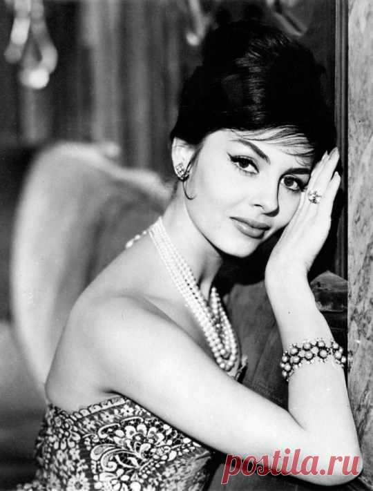 Невероятно красивая женщина, идеал женской красоты и обаяния, смотришь на нее, как на прекрасный цветок и не можешь насмотреться.

Мишель Мерсье по праву входит в десятку самых красивых женщин всех времен и народов. Сколько бы не было прекраснейших девушек в мире, таких как Мишель Мерсье больше не существует. Идеал красоты, несмотря на то, что вкусы меняются, но этот идеал остается на самом высочайшем пьедестале.