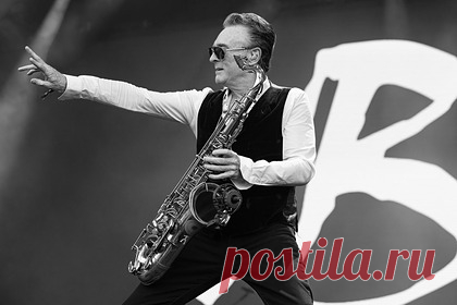 Умер основатель британской регги-группы UB40 Брайан Треверс. Умер основатель, саксофонист и автор песен культовой британской регги-группы UB40 Брайан Треверс. Музыкант скончался в воскресенье, 22 августа, в своем доме в пригороде Бирмингема. Ему было 62 года. Известно, что Треверс долгое время боролся с раком. В 2019 году он перенес операции по удалению опухолей головного мозга.