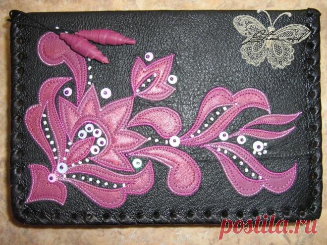 Обложка для книг из натуральной кожи, декор декоративная строчка, аппликация, бисер, пайетки.