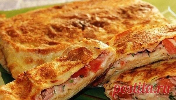 ЗАПЕКАНКА В ЛАВАШЕ 
ИНГРЕДИЕНТЫ:
● фарш
● лук
● лаваш
● помидор
● зелень
ПРИГОТОВЛЕНИЕ:
Обжарить фарш с луком. На листы лаваша (тонкого) выложить обжаренный с луком фарш, зелень, кружочки помидоров (я еще добавила немного сладкого перца) Лаваш туго свернуть рулетом и уложить в форму, смазанную маслом и слегка присыпанную сухарями. Старайтесь, чтобы лаваши улеглись плотненько друг к другу, чтобы заливка не 