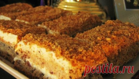 Чудесное пирожное «Белочка» 
 
 
Вкусный маленький тортик. 
 
Предлагаю сегодня рецепт пирожного. Простой в приготовлении, но очень вкусный. 
 
Продукты: 
 
Яйца — 2 шт. 
Сахар — 125 г 
Темный изюм перекрученный через мясорубку — 100 г 
Молоко — 125 мл 
Сода гашеная уксусом — 1 ч.л. 
Мука — 130-140 г 
Крем: 
 
Сгущеное молоко — 1/2 банки 
Жирные сливки — 250 мл 
Молотый фундук(по желанию) 
Приготовление: 
1. Отделить белки от желтков. Взбить белки с половиной сахара. Взбить желтки с остальным са