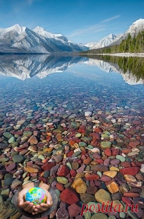 Разноцветная галька на берегу озера МакДональд, Монтана, США.