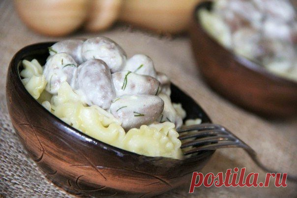 Куриные сердечки в нежнейшем сырном соусе!
Готовится это блюдо очень просто, а вкус просто фантастический