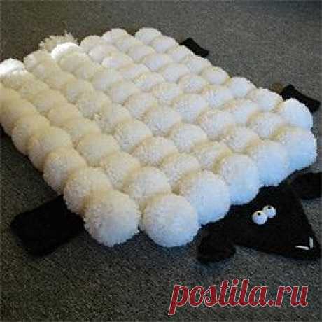 Коврик овечка из помпонов.