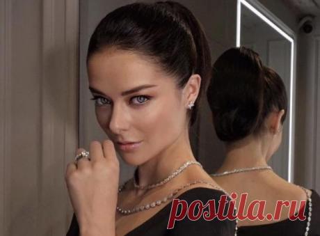 Марина Александрова в шляпе и пальто вызвала интересные ассоциации с киногероями