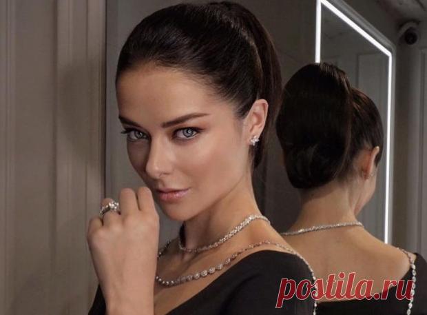 Марина Александрова в шляпе и пальто вызвала интересные ассоциации с киногероями