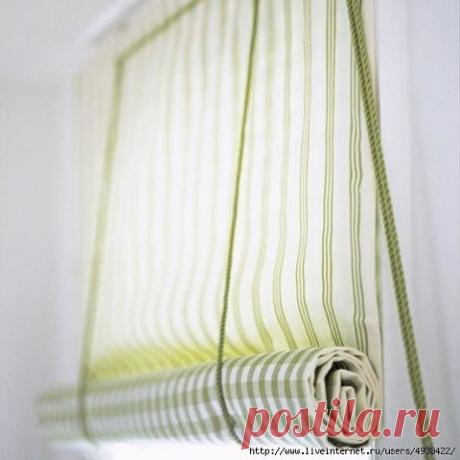 Рулонная штора на пластиковое окно.

Рулонной шторой можно закрыть окно или стеклянную дверь. Она спасет помещение от яркого солнца и украсит собой интерьер. А изготовим мы ее своими руками. Рулонные на пластиковые окна еще и устанавливаются в два счета.
Для работы нам понадобятся следующие инструменты и материалы:
два отреза ткани разного дизайна – для лицевой и изнаночной стороны шторы
два деревянных бруска длинной с оконную раму – один для крепления, другой для утяжелен...