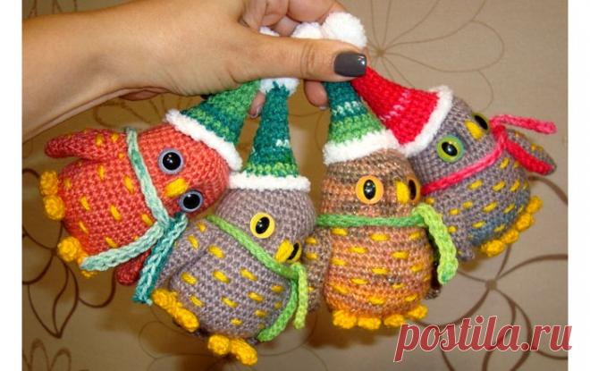 Совенок в колпаке Вязаный крючком маленький совенок в колпаке. Схема Автор: Мирослава Резниченко Рост готовой игрушки без учёта колпака 9см. Подойдет для изготовления брошек, магнитов на холодильник, брелков.…