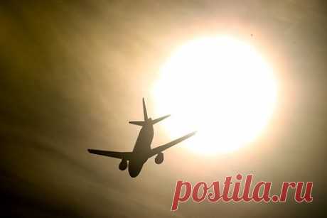 Названа причина аварии самолета с Тарасовой и фигуристами. Самолет Sukhoi Superjet 100 с тренером по фигурному катанию Татьяной Тарасовой и фигуристами въехал в сугроб из-за того, что у него заклинила передняя стойка шасси после посадки. По мнению экспертов, после приземления и пробега по взлетно-посадочной полосе колесо передней стойки шасси по ошибке повернуло вправо.