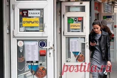 В России решили изменить правила торговли сигаретами. Министерство финансов России разработало проект закона о государственном регулировании производства и оборота табачных изделий, предполагающий изменение действующих правил. В частности, производство и оптовая торговля сигаретами теперь потребуют получения лицензии, следует из предложений ведомства.