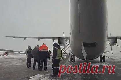 Два пьяных пассажира поссорились и устроили дебош на борту рейса в Екатеринбург. Два пассажира рейса, следовавшего из Сургута в Екатеринбург, поссорились и устроили дебош в самолете, сообщает пресс-служба МВД. По данным ведомства, мужчины возвращались домой с вахты. В ожидании вылета они распивали крепкие спиртные напитки в стерильной зоне аэропорта, а затем, разгоряченные алкоголем, поссорились.