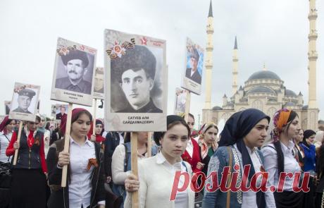 Акция &quot;Бессмертный полк&quot; в Грозном  © Елена Афонина/ТАСС  | ТАСС: Общество - Живая память: акция &quot;Бессмертный полк&quot; в городах мира