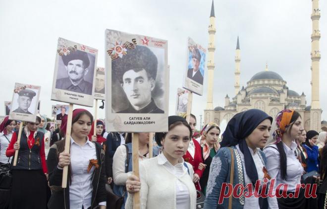 Акция "Бессмертный полк" в Грозном  © Елена Афонина/ТАСС  | ТАСС: Общество - Живая память: акция "Бессмертный полк" в городах мира
