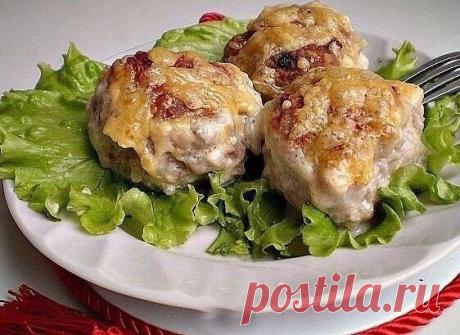 Запечённые тефтели в соусе 

ИНГРЕДИЕНТЫ:
 фарш из свинины — 0,6 кг
 рис — 100 г
 репчатый лук — 1 луковица
 сметана — 250 г
 яйцо — 1 шт.
 чеснок — 2 — 3 зубчика
 сыр твердых сортов — 100 г
 вода — 100 мл
 мука
 соль, перец черный молотый
 масло растительное

ПРИГОТОВЛЕНИЕ:
Рис отвариваем до полуготовности в подсоленной воде. Я использовала заранее приготовленный фарш. Если фарша у вас нет, то берем свинину, перекручиваем на мясорубке вместе с репчатым луком. Фарш солим п...