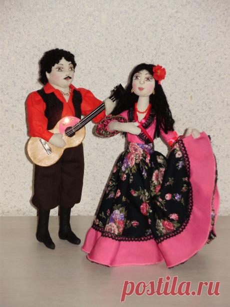 Цыганский танец. Авторская текстильная кукла.