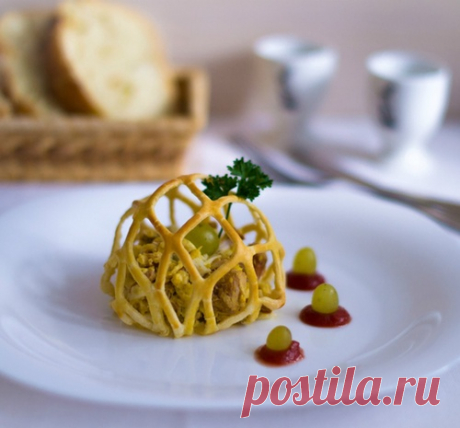 САЛАТ С КУРИЦЕЙ И ГРИБАМИ В ПАУТИНКЕ