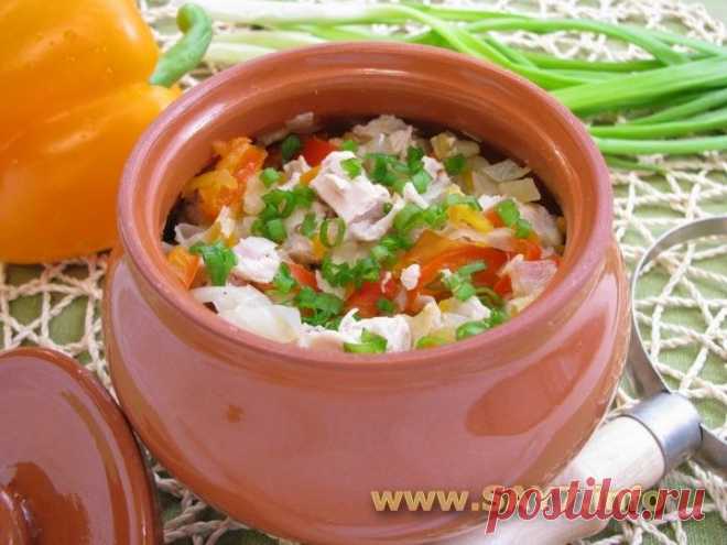 Горшочки с капустой, картофелем и куриным филе