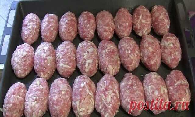 Бабушка научила! Очень сочные и вкусные ленивые Голубцы
От таких голубцов без ума вся моя семья!
 
Ингредиенты:
- 500 гр свежего фарша
- 300 гр капусты,
- 100 гр риса,
- 1 яйцо, соль, перец.
 
Как приготовить ленивые голубцы:
 
Капусту тонко нашинковать, рис отварить до полуготовности, добавить фарш, соль, перец, яйцо.
Тщательно перемешать. Сформовать котлетки.
Приготовить их можно двумя способами: обжарить и затем протушить под крышкой в сметанно-томатном соусе. Или вылож...