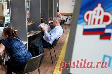 Что за пластиковые пенсионные удостоверения хотят ввести в России? В 2021 году в России могут появиться пенсионные удостоверения в виде пластиковой карточки.