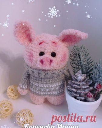 Новогодние поросята, собачка и зайка амигуруми. Схемы и описания для вязания игрушек крючком! Бесплатный мастер-класс от Ирины Кореневой по вязанию маленьких зверят крючком. В 2017 году это были радужные зайчики, которые в 2018 году переродилис…