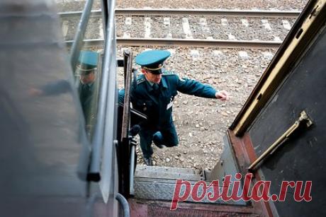 Казах-рецидивист попытался пересечь границу России на поезде с углем и попался. Сотрудники пограничной службы задержали казаха, который пытался проникнуть на территорию России в товарном поезде с углем. Во время таможенного контроля мигранта нашли под насыпью угля. Теперь ему грозит до четырех лет в российской колонии за незаконное пересечение государственной границы.