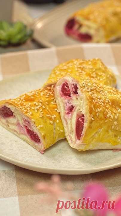 А У ВАС ЧАЙ ИЛИ КОФЕ НА ЗАВТРАК?Вишневый штрудель на быструю руку 🍒🧁Я теперь самый счастливый человек: не нужно стоять над туркой и следить, чтоб кофе не у...