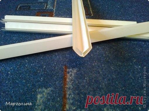 Каркас для коробушек.
Увидела на чешском сайте идею.Деревянные бруски с прорезями в которые можно вставить картонки любой длинны и можно сделать каркас для оплетания любой коробушки.Я эту идею адаптировала под себя.Купила пластиковый уголок.После установки окон остался один откос.
Кто не знает-это такая панелька:с двух сторон пластик,внутри пенопласт.Можно использовать остатки пластиковых панелей для стен,фанеру,ДВП,даже картон.
Вот такая разборная форма у меня получилась....