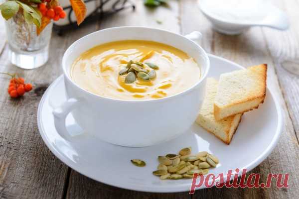 Нежнейший тыквенный крем-суп! Быстро, вкусно и очень полезно! Хоть тыквенный сезон и не в разгаре, этот рецепт определенно стоит вашего внимания. Если сейчас у вас под рукой нет тыквы — скорей бегите на рынок и готовьте вместе с нами. Необычное сочетание чуть сл…