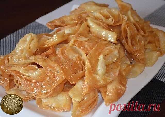 ХВОРОСТ (листая старую тетрадь).  
 Вкусный и простой рецепт
 
1 яйцо,  
1 стол,л. сметаны,  
1 стол.л. водки ,  
200 -220г муки,  
соль-щепотка.  
 
Замесить тесто, смазать растительным маслом, укрыть пленкой и дать отдохнуть​ минут 15-20.  
Раскатать тонко (3 мм).  
Нарезать фигурным ножом полоски, ромбики и т.д..  
Жарить в большом количестве растительного масла (хворост должен плавать в масле) с двух сторон .  
Обсушить на бумажном полотенце.  
Обсыпать сахарной пудрой.