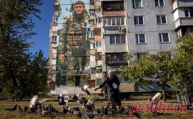 Киев объявил о переходе от «ласковой» к «наступательной» украинизации. На Украине увеличилось число тех, кто использует украинский язык как на общественном уровне, так и в быту, однако этого все еще недостаточно, считает языковой омбудсмен. Двуязычие приводит к «языковой шизофрении», полагает он