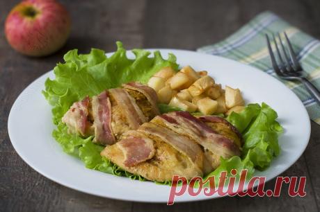 Куриное филе в беконе с яблоками - рецепт в духовке с фото | ne-dieta Предлагаю вам рецепт приготовления оригинального блюда из куриного мяса. В этом рецепте куриное филе запекается в ломтике пикантного бекона под кисло-сладким соусом с кусочками яблок.