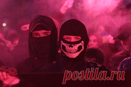 Украинские националисты подрались между собой. В украинском городе Сумы активисты радикальных движений «Национальный корпус» и «Правый сектор» устроили между собой массовую драку со стрельбой. Поводом для стычки стало обвинение в якобы пророссийской позиции и попытках расшатать ситуацию в городе. Всего в потасовке участвовало до 50 человек.