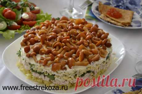 Чем мне нравится этот салат?  Он прост в приготовлении, содержит понятные и доступные ингредиенты, а также, несомненно является украшением любого праздничного стола.