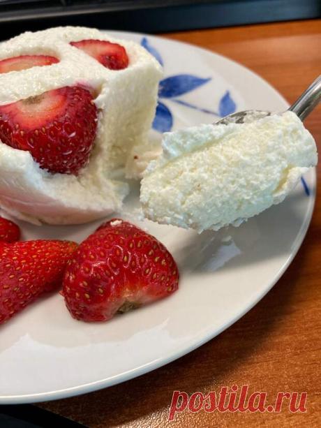 Десерт из йогурта и творога - Будет вкусно - 22 июля - 43420387066 - Медиаплатформа МирТесен С возвращеньицем меня в процесс) Отметим это десертом, конечно же. Так уж повелось, что десертами празднуют всякие даты. Вместо клубники можете взять что хочется (или что есть) - малину, черешню, что-то мягкое, сладкое и сочное, в общем Заказ в магаз: Творог 9% - 350 гр Йогурт греческий - 350 гр - 22 июля - 43420387066 - Медиаплатформа МирТесен