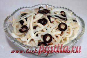 Простой и вкусный салат из кальмаров