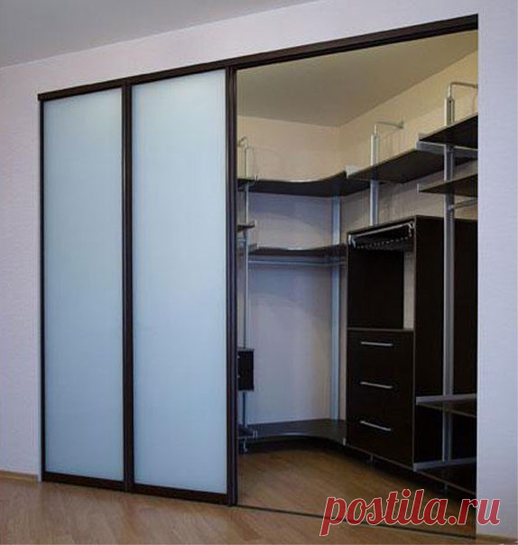 Гардеробная с раздвижными дверями