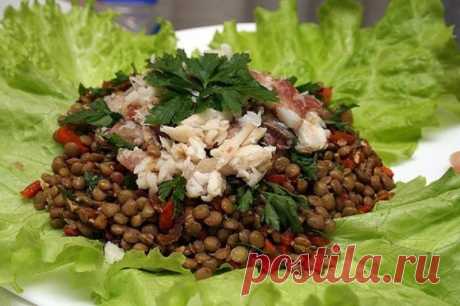 С кисло-копченым вкусом — весьма неожиданно, но приятно! Салат из чечевицы с рыбой — Вкусные рецепты